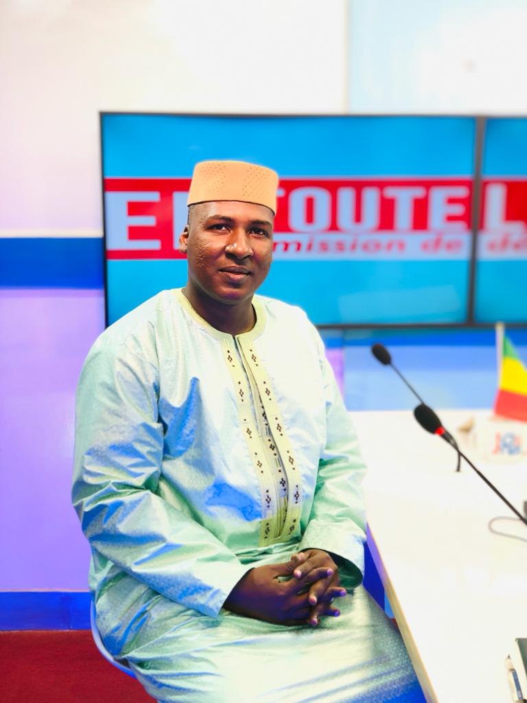 Mali: Mohamed Attaher Halidou remporte le prix du meilleur journaliste TV Kèwalé Awards 2022.