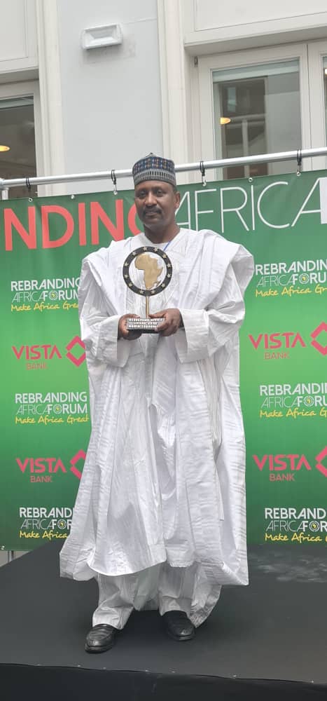 Afrique : journaliste, écrivain,Seidik ABBA reçoit le prix Media Leadership Awards.