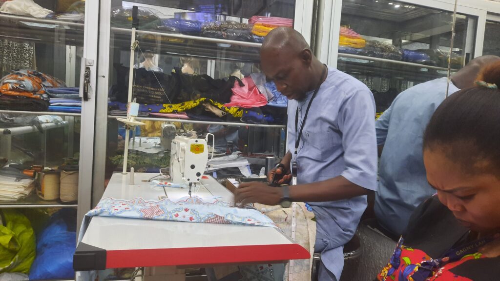 Mali: Mode et couture : À la rencontre d’Ousmane Konaté, un jeune styliste malien.