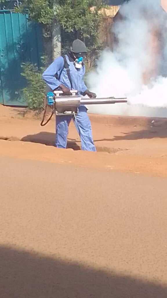 Mali:Bamako: Le collectif Badalabougou Sema I pulvérise les moustiques et les insectes. 