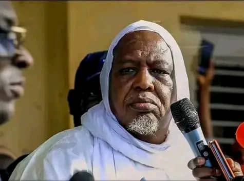 Mali : l’imam Mahmoud Dicko dénonce le régime et se dit prêt à revenir au pays. 
